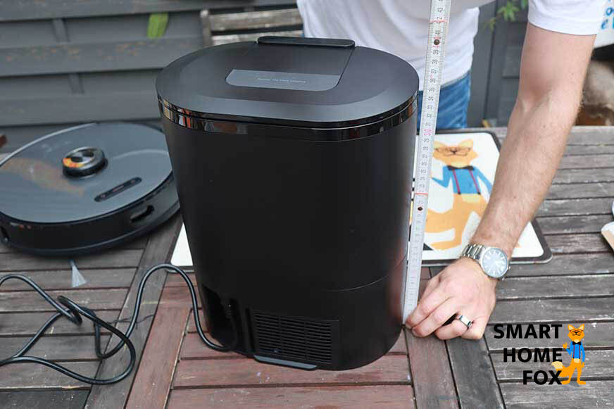 Die Absaugstation des Proscenic M8 PRO wird mit einem Lineal ausgemessen